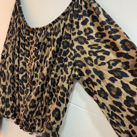 Size M With elastic in the bottom long sleeve - Picture 4 of 6